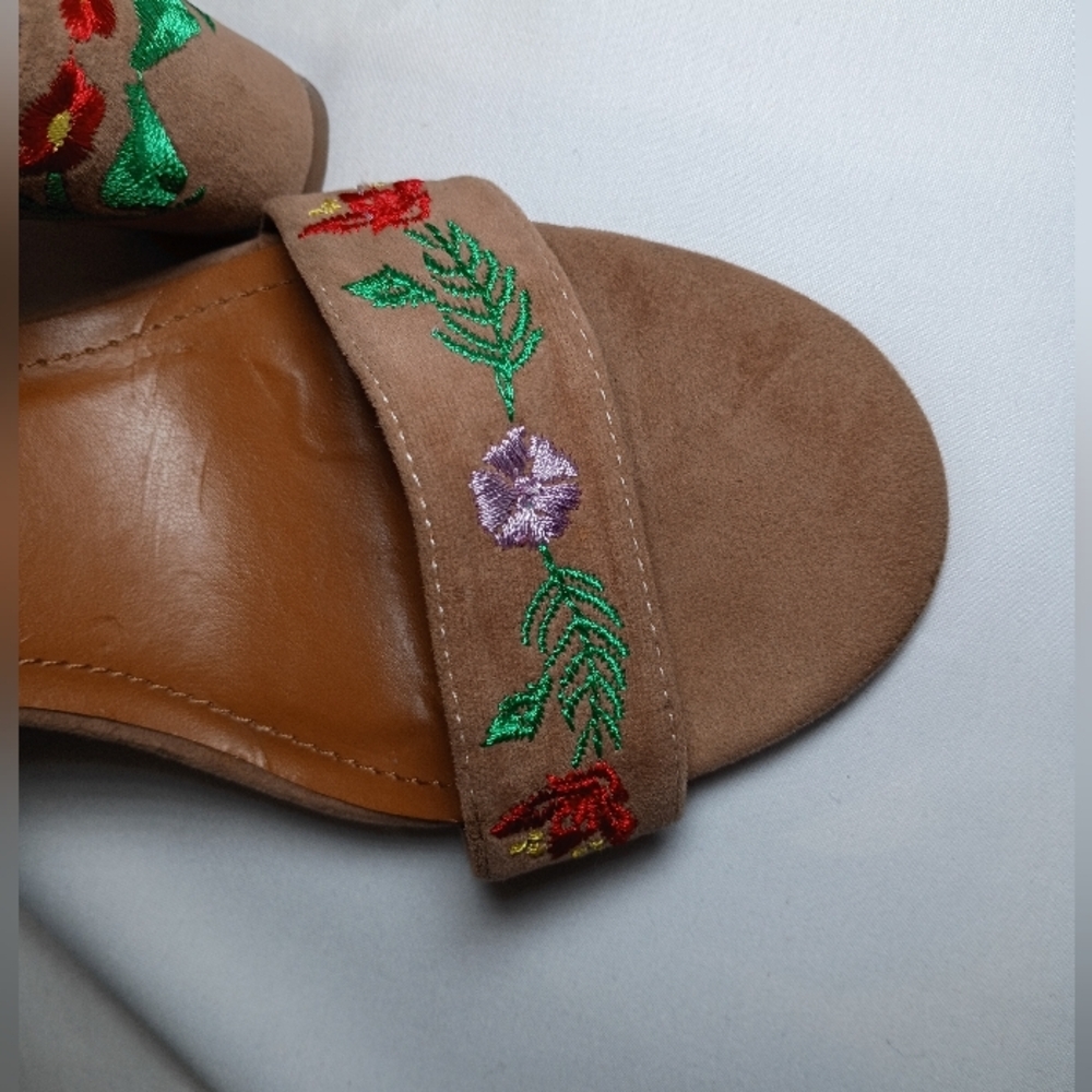 Elegant Floral Embroidered Heels in Tan - Picture 6 of 12